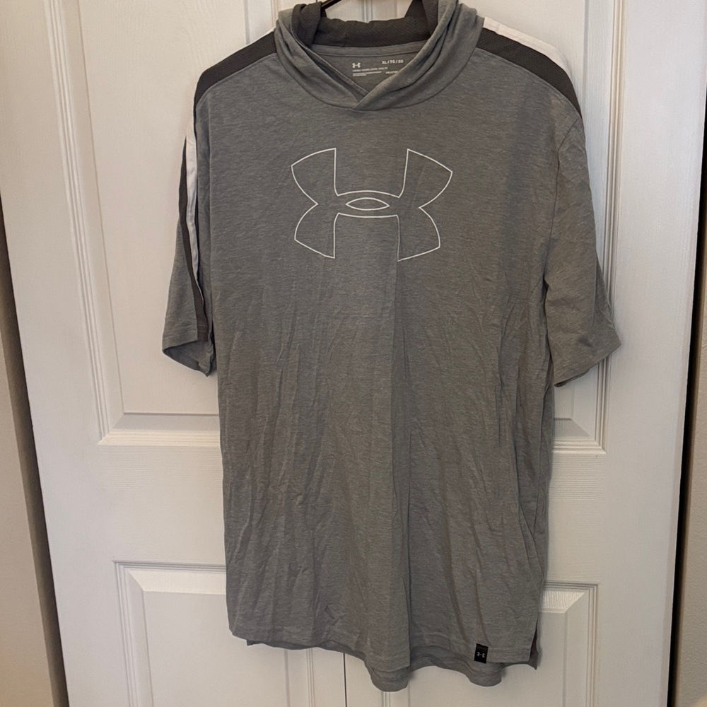 Men’s Under Armour Heat Gear hooded shirt